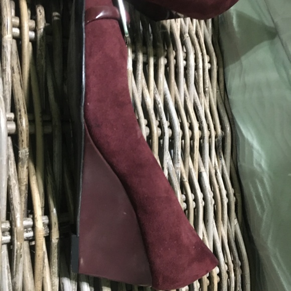 Calvin Klein Wedge Pump Wine Suede - Picture 3 of 6